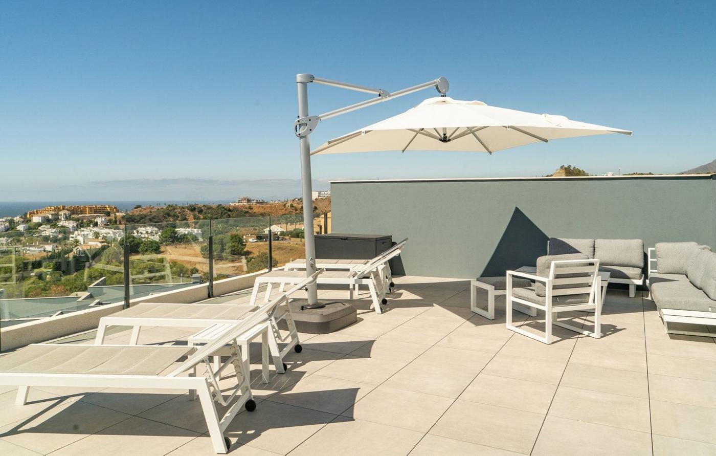 Solarium auf dem Dach mit Sonnenliegen